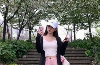 妹子陪你玩最新万篇长征-黑料不打烊668苹果版本，瓜多剧情更丰富！