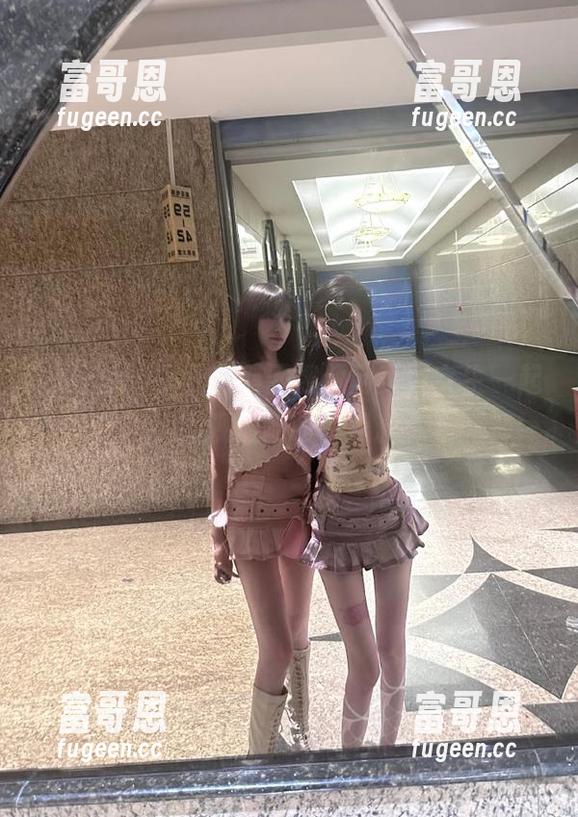 打开黑料网视频网页，女生一起围观最新明星黑料